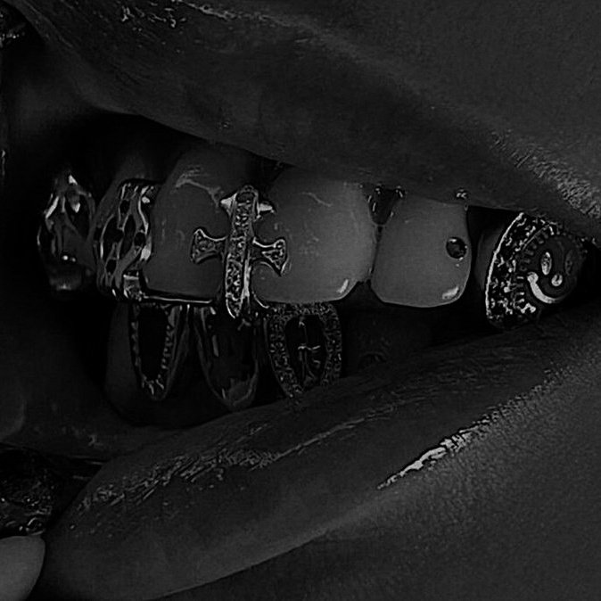 devileadvocate's tweet image. ㅤㅤㅤ 𝐌𝐘 ㅤ𝐑𝐎𝐓𝐓𝐄𝐍 ㅤ𝐇𝐄𝐀𝐑𝐓   𝐈𝐒  𝐀
ㅤㅤ ㅤ𝐅𝐔𝐂𝐊𝐈𝐍𝐆 𝑲͟𝑵͟𝑰͟𝑭͟𝑬: ㅤTHROUGH
ㅤㅤ ㅤTHEㅤ  HIGHSㅤ   AND ㅤ LOWS
ㅤㅤㅤ I AM STANDING FUCKING 𝑻͟𝑨͟𝑳͟𝑳