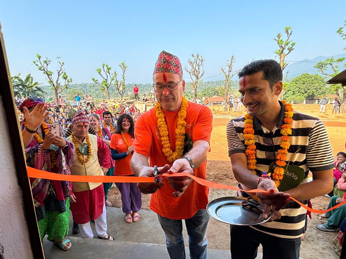 aidcamps's tweet photo. More photos of the classrooms being handed over this morning in Devitar with our fantastic @AkzoNobelUK volunteers 🎉 https://t.co/TTe1onkN7S