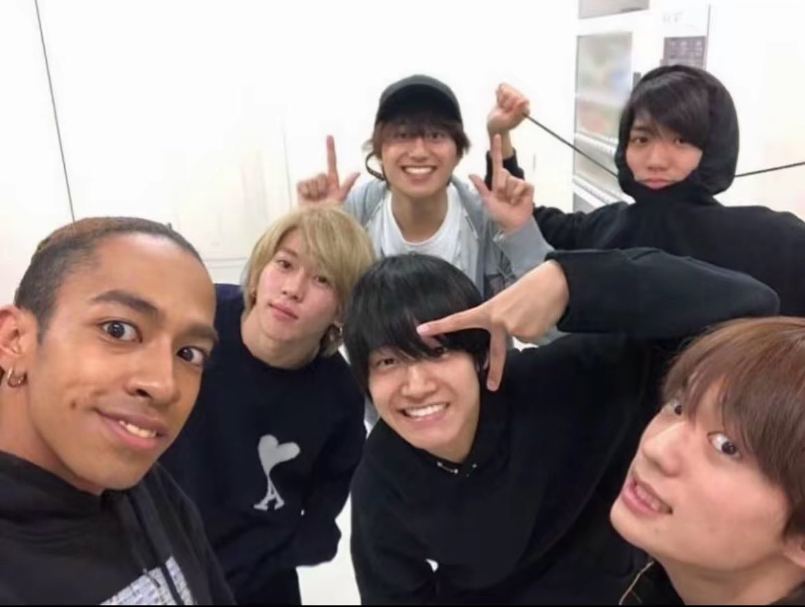 __mk1128__'s tweet photo. 6人だったことも絶対に忘れないずっと大好き https://t.co/qjo7iAcYxk