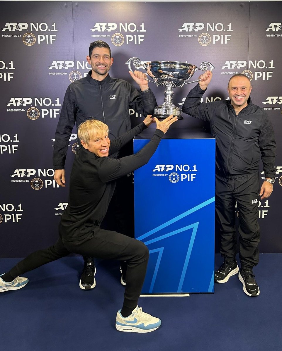 The_Zone_News's tweet photo. Apoteósico!!
Marcelo Arevalo campeón del Mundo con el Croata Mate Pavic, aquí con Carlos Texeira preparador fisico y Coach Yary Bernador, https://t.co/uUpoevPGCx