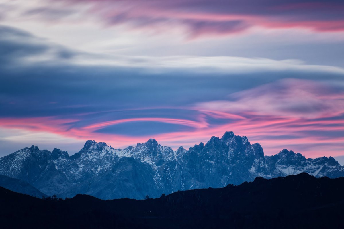 Espectacular LENTICULAR, generada por las fuertes rachas de viento sur al amanecer, sobre los nevados Picos de Europa.
<a href="/eltiempotpa/">El tiempo TPA</a> <a href="/TurismoAsturias/">TurismoAsturias</a> <a href="/AEMET_Asturias/">AEMET_Asturias</a>
