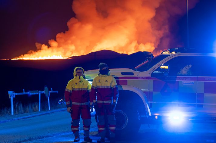 An eruption has started in Reykjanes 🌋 Everyone should stay away from the eruption area.

✈️ Keflavik Airport is operating as normal.

🇮🇸 Reykjavik &amp; the rest of Iceland has not been impacted.

Please follow guidance from local authorities.

📸 visir.is