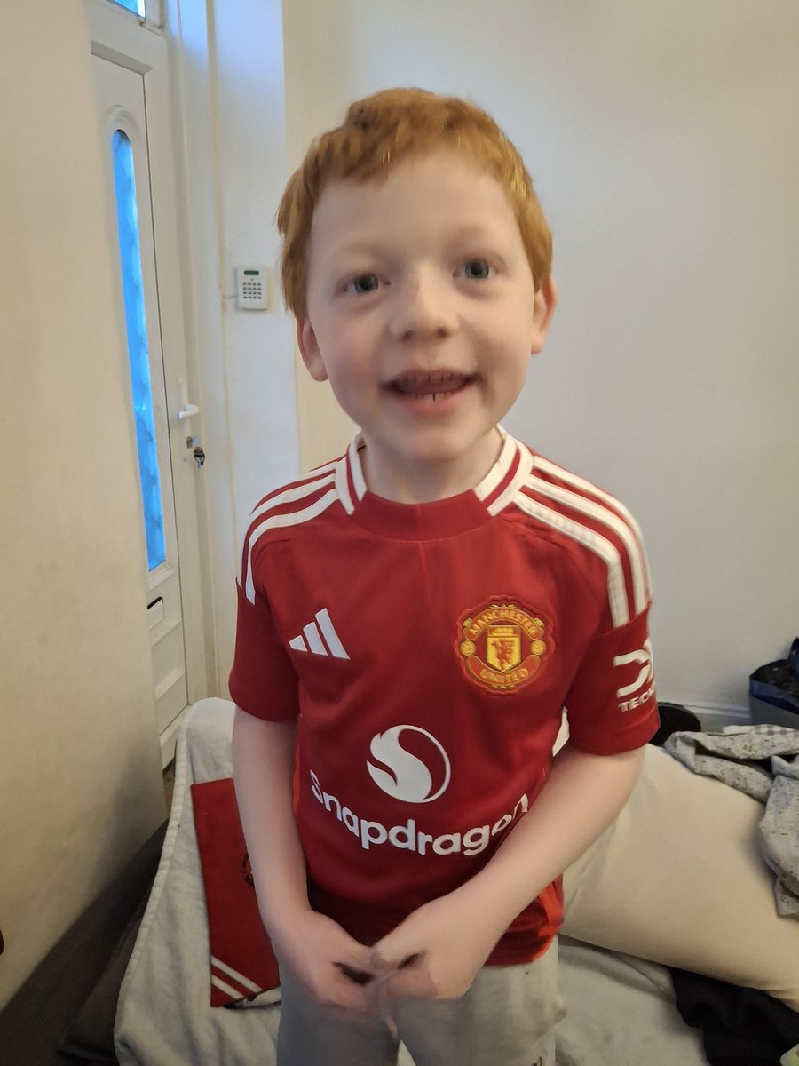 psycholizardboy's tweet photo. Happy 6th Birthday to my son! Loving his new @ManUtd shirt. https://t.co/MWyThIOCTM