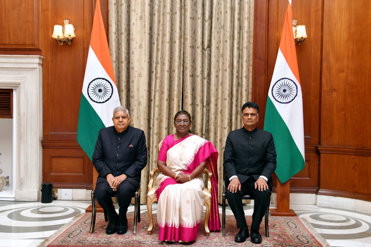 ndtvindia's tweet photo. के.संजयमूर्ति ने राष्ट्रपति भवन में भारत के नियंत्रक एवं महालेखा परीक्षक (CAG) के रूप में शपथ ली
#KSanjayMurthy | #President https://t.co/g5eVG9HGa1
