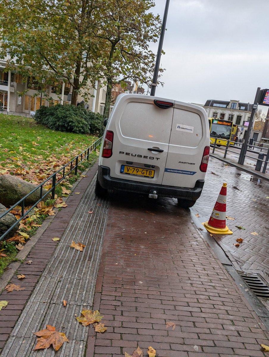 Een stoep en geleidestrook blokkeren. In Utrecht is dat geen issue. Care to comment, <a href="/GemeenteUtrecht/">Gemeente Utrecht</a> ? Auto is van <a href="/VolkerWessels/">VolkerWessels</a>.