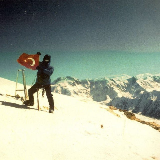 TurkeySecular's tweet image. Enkaz altından umudu çıkarana, dağların zirvesine bayrak asana; Nasuh Mahruki’ler bitmez. 

Çünkü bu bayrağı yürekten sevenler, hakikaten için konuşmaktan vazgeçmezler. 

Nasuh’ları bitiremezsiniz. Bitmiyoruz. 🇹🇷
#NasuhMahruki