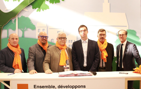 🤝 Engagés pour un monde plus durable. 
Au <a href="/salondesmaires/">Salon des Maires et des Collectivités</a>, les équipes Orange s'engagent avec l'<a href="/EPMontStMichel/">Etablissement public du Mont Saint-Michel</a> en installant un #FluxVision, pour une expérience visiteur optimale et un tourisme plus durable. 

<a href="/91mmaouche/">marc maouche</a> <a href="/thomasvelter/">Thomas Velter</a> <a href="/TristanHeau/">Tristan Héau</a> <a href="/cyrilluneau/">🟧 Cyril Luneau</a> <a href="/orangebusiness/">Orange Business</a>