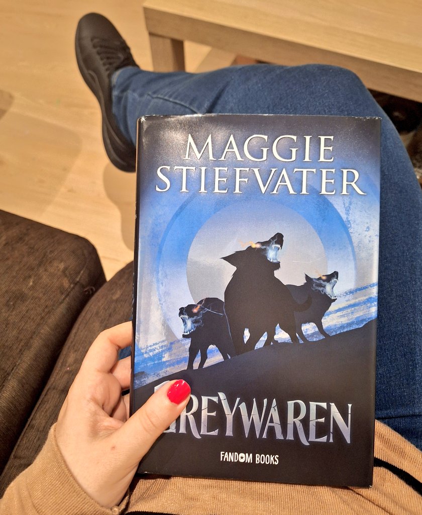 Estaba atascada con un libro así que he decidido ir a lo seguro, Maggie Stiefvater que me ENCANTA. Ha llegado el momento de ver desenlace de los maravillosos Lynch. Siempre fan de esta saga y de esta autora.