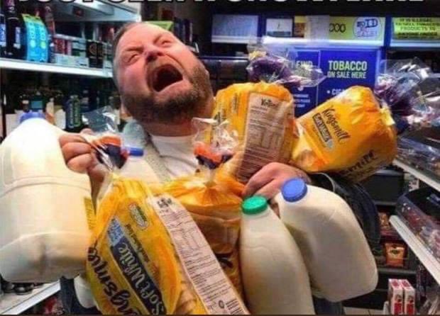 Les français chaque année dès que les premiers flocons arrivent 
#neige