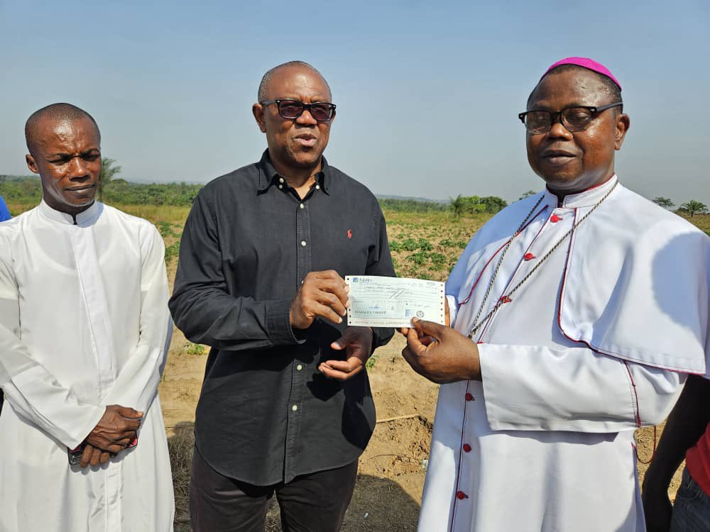 HeDontMakeNoise's tweet photo. ₦20m Cheque                    ₦25k Cheque https://t.co/3sQ3ZNZmbq