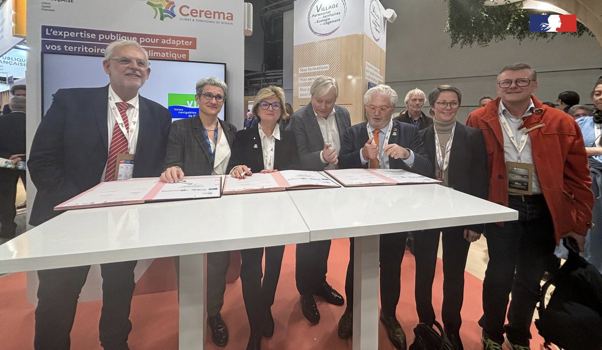 #SMCL 🤝 Agir pour les territoires : 
VNF et le <a href="/CeremaCom/">Cerema</a> ont renouvelé leur partenariat pour la modernisation, la gestion et la résilience des voies navigables sur le <a href="/salondesmaires/">Salon des Maires et des Collectivités</a>
Cette signature marque un renforcement de la collaboration historique entre les deux opérateurs