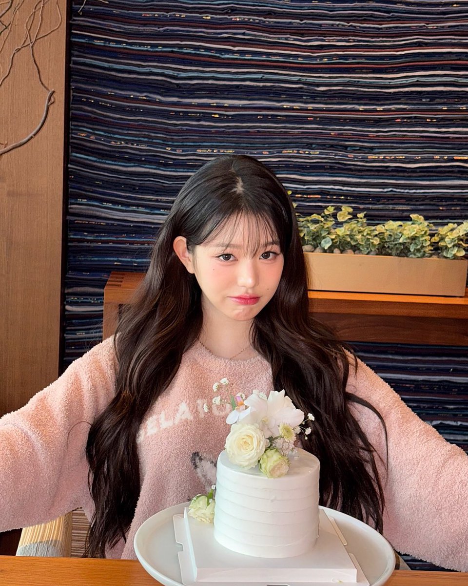 eternal1young's tweet photo. 장원영 얼굴공격 미쳤는데 너무예쁜데 https://t.co/F6wee1wI5t