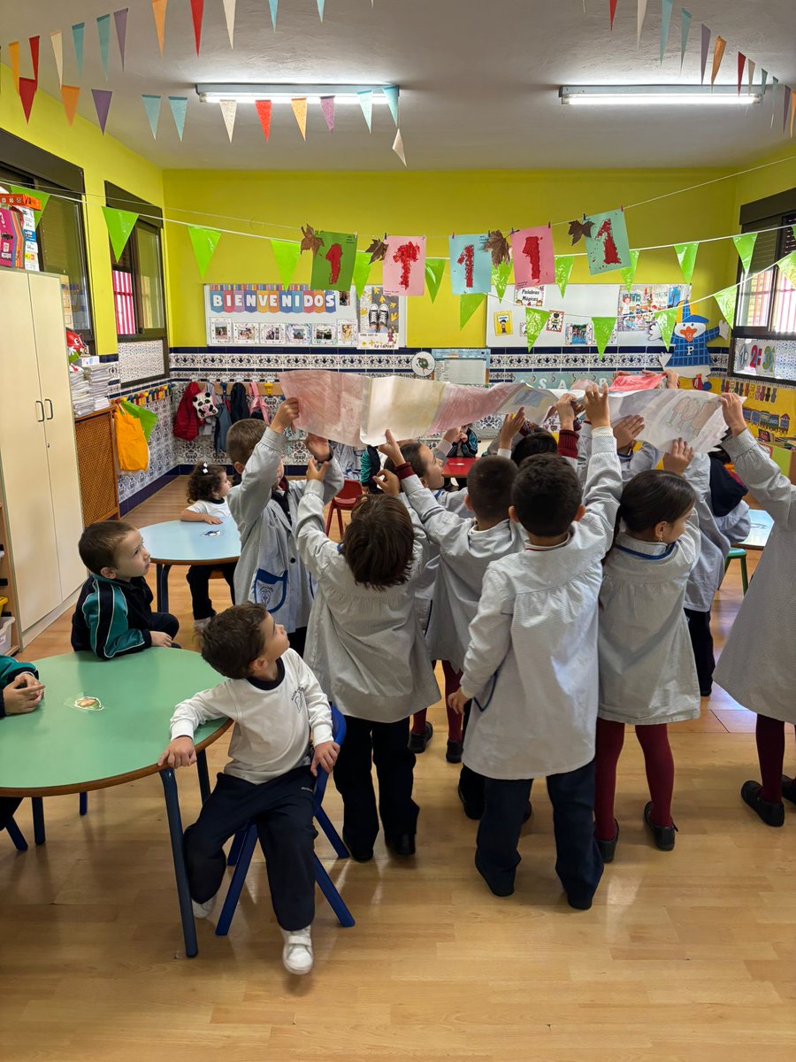 Creación de un avión gigante por parte de niños y niñas de 1º, hecho todo por ell@s ,por iniciativa propia en tiempo libre,sin ayuda .Han incluido hasta una presentación 👏🏻👏🏻👏🏻👏🏻 ✈️✈️