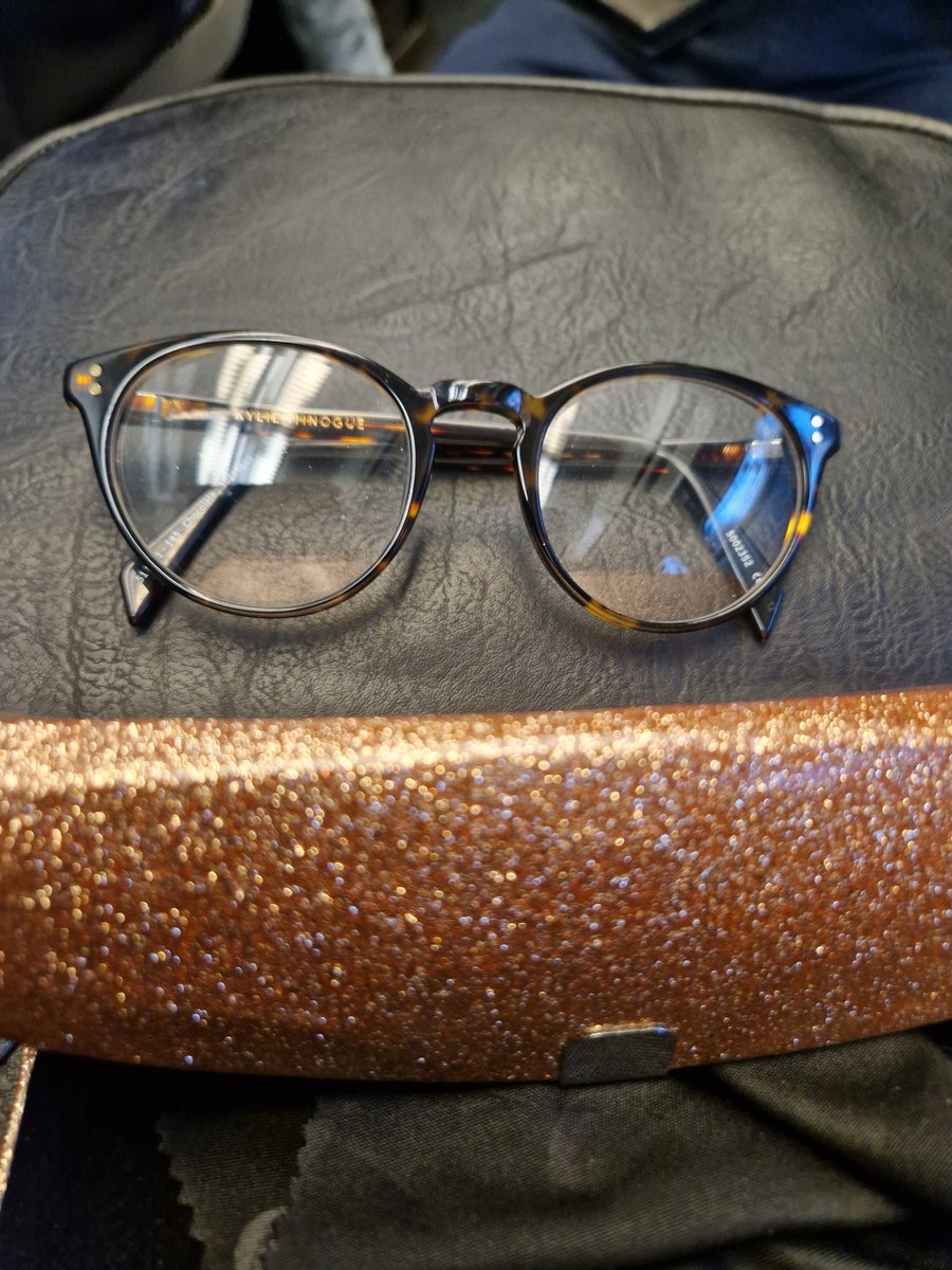 Looking forward to the ThoughtLeaders4 HNW Divorce Annual Flagship Conference today with my wonderful colleague, Angela Amponsah.

I've even packed my specs so I can get proper nerdy.