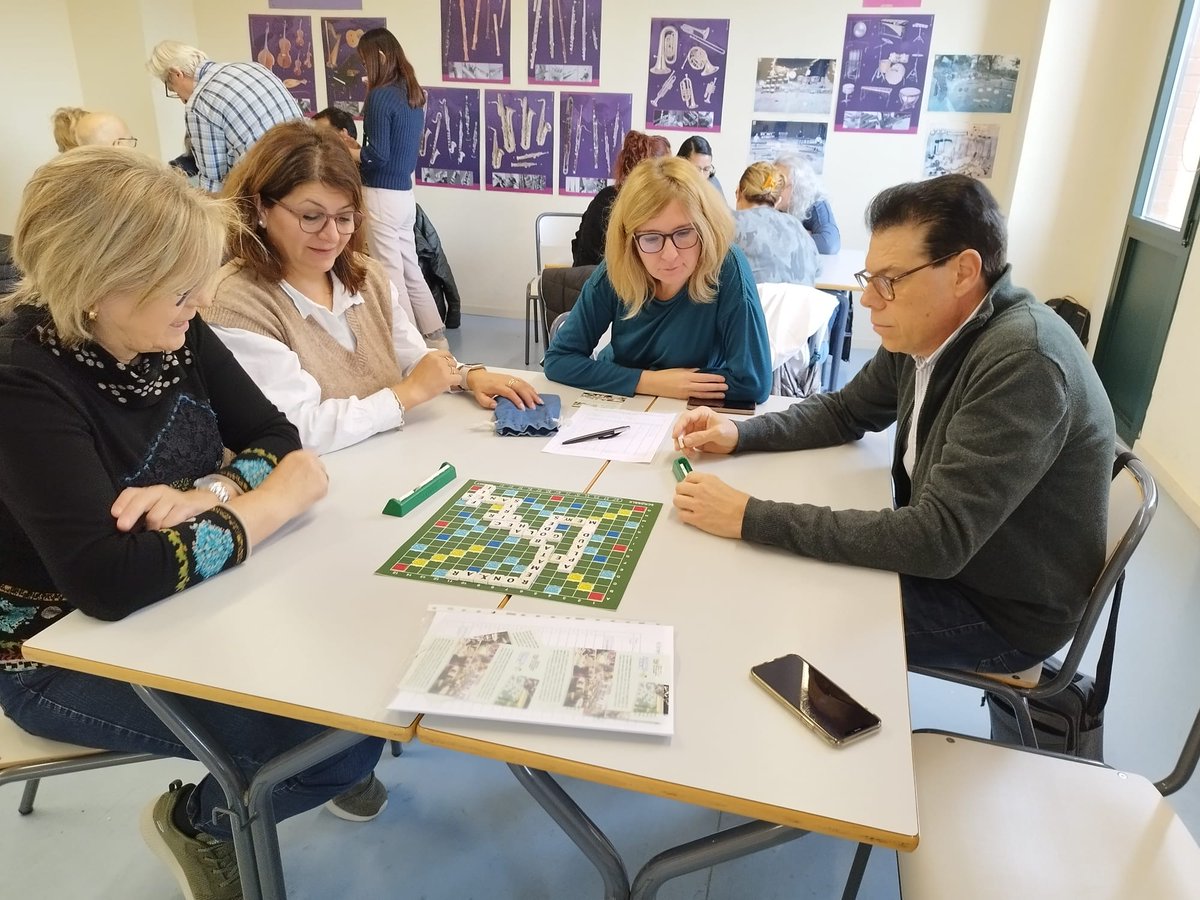 CNLVO3's tweet photo. Al voltant de 20 persones, entre alumnes i participants de @vxlcat, van assistir ahir al taller d'scrabble en català organitzat per @fiscrabblecat a Barberà 👏
I tu, t'animes a jugar en català?
Entra a 👉https://t.co/BndHJ5cE3K
#juguemencatalà
@eduCoB_PEC_BdV https://t.co/0guJ6Z2gvJ
