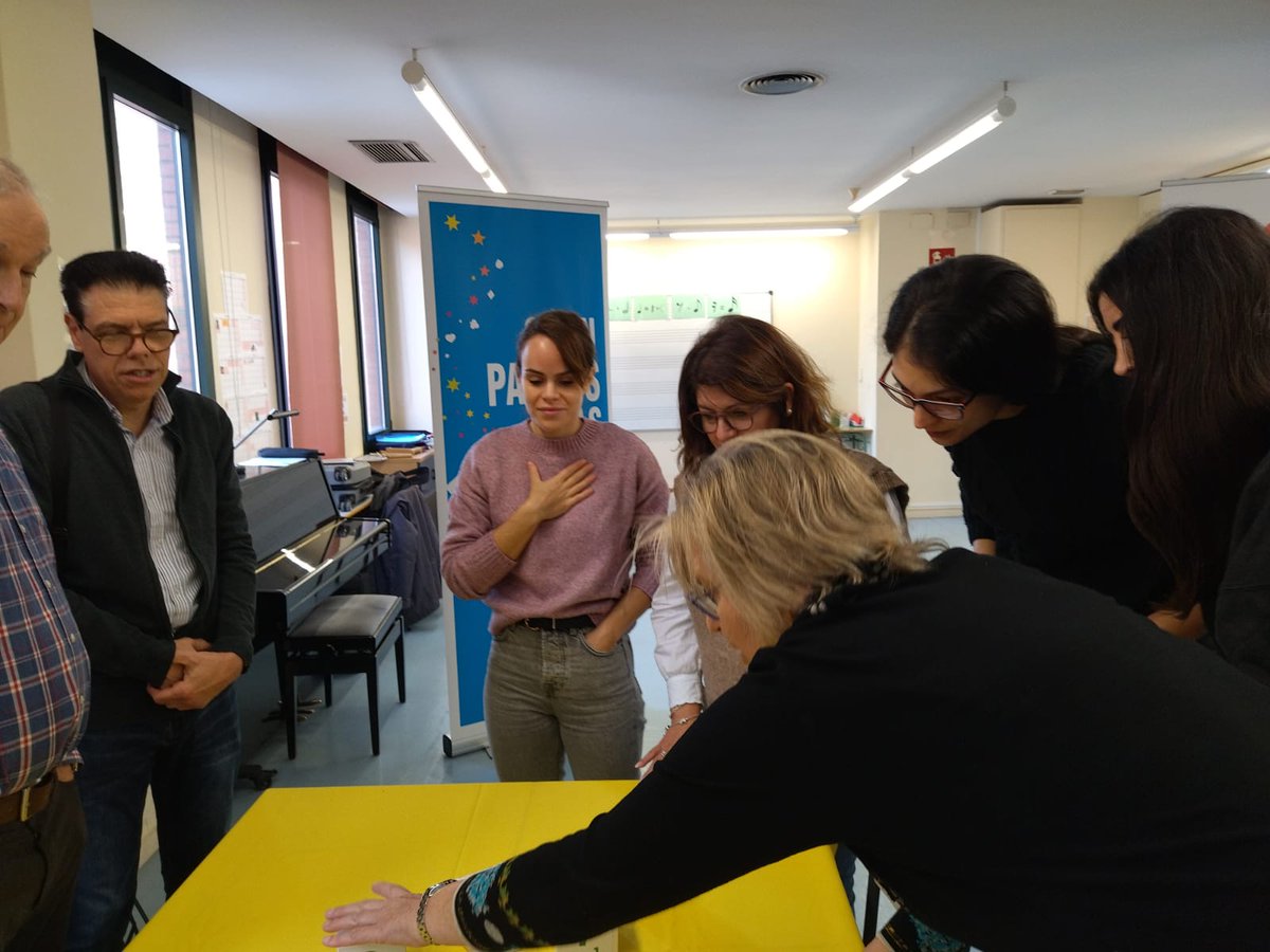 CNLVO3's tweet photo. Al voltant de 20 persones, entre alumnes i participants de @vxlcat, van assistir ahir al taller d'scrabble en català organitzat per @fiscrabblecat a Barberà 👏
I tu, t'animes a jugar en català?
Entra a 👉https://t.co/BndHJ5cE3K
#juguemencatalà
@eduCoB_PEC_BdV https://t.co/0guJ6Z2gvJ