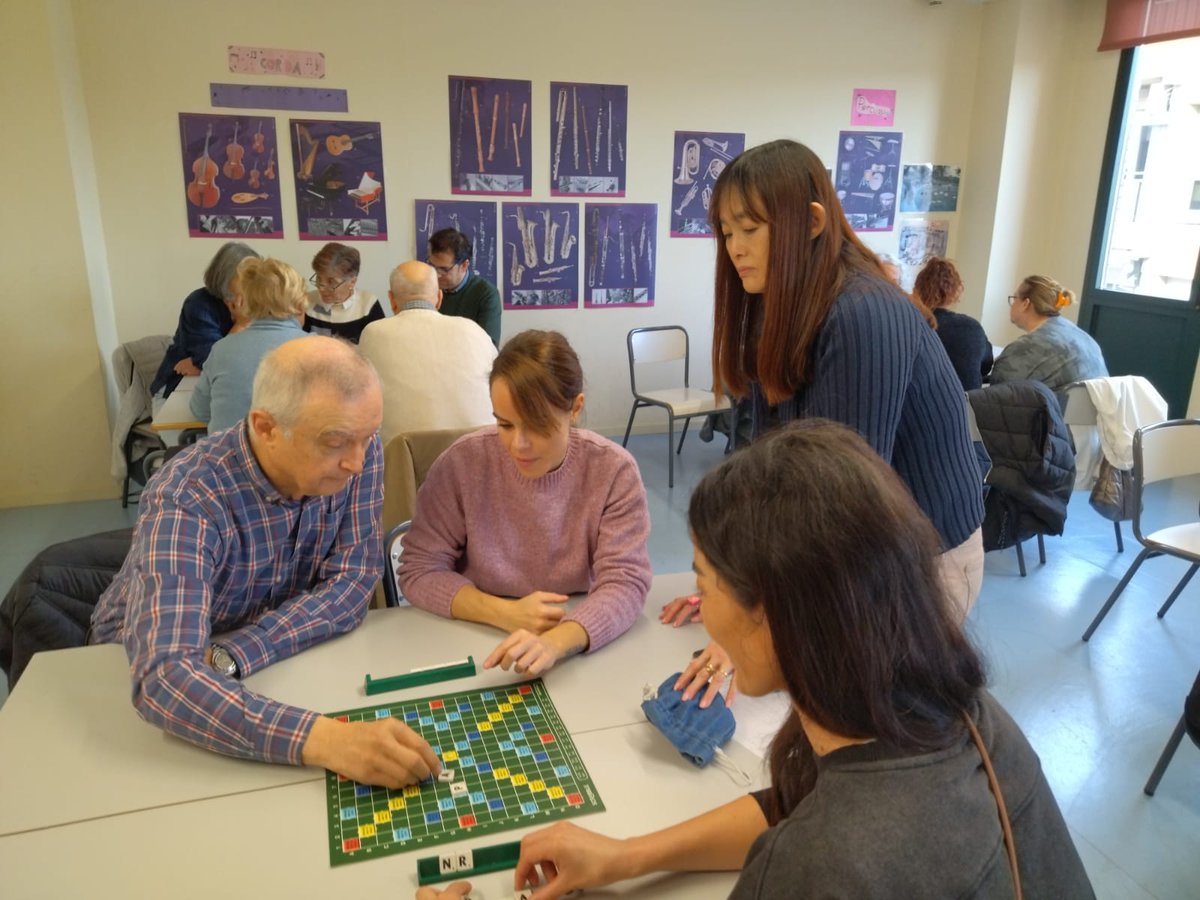CNLVO3's tweet photo. Al voltant de 20 persones, entre alumnes i participants de @vxlcat, van assistir ahir al taller d'scrabble en català organitzat per @fiscrabblecat a Barberà 👏
I tu, t'animes a jugar en català?
Entra a 👉https://t.co/BndHJ5cE3K
#juguemencatalà
@eduCoB_PEC_BdV https://t.co/0guJ6Z2gvJ