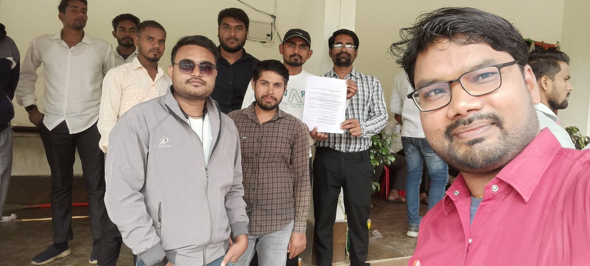 #CGDEd_को_नियुक्ति_दो 
उप मुख्यमंत्री विजय शर्मा जी  को नियुक्ति एवम् 
F I R   के संबंध में ज्ञापन सौंपने कवर्धा ऑफिस पहुंचे डी एड अभ्यर्थी।