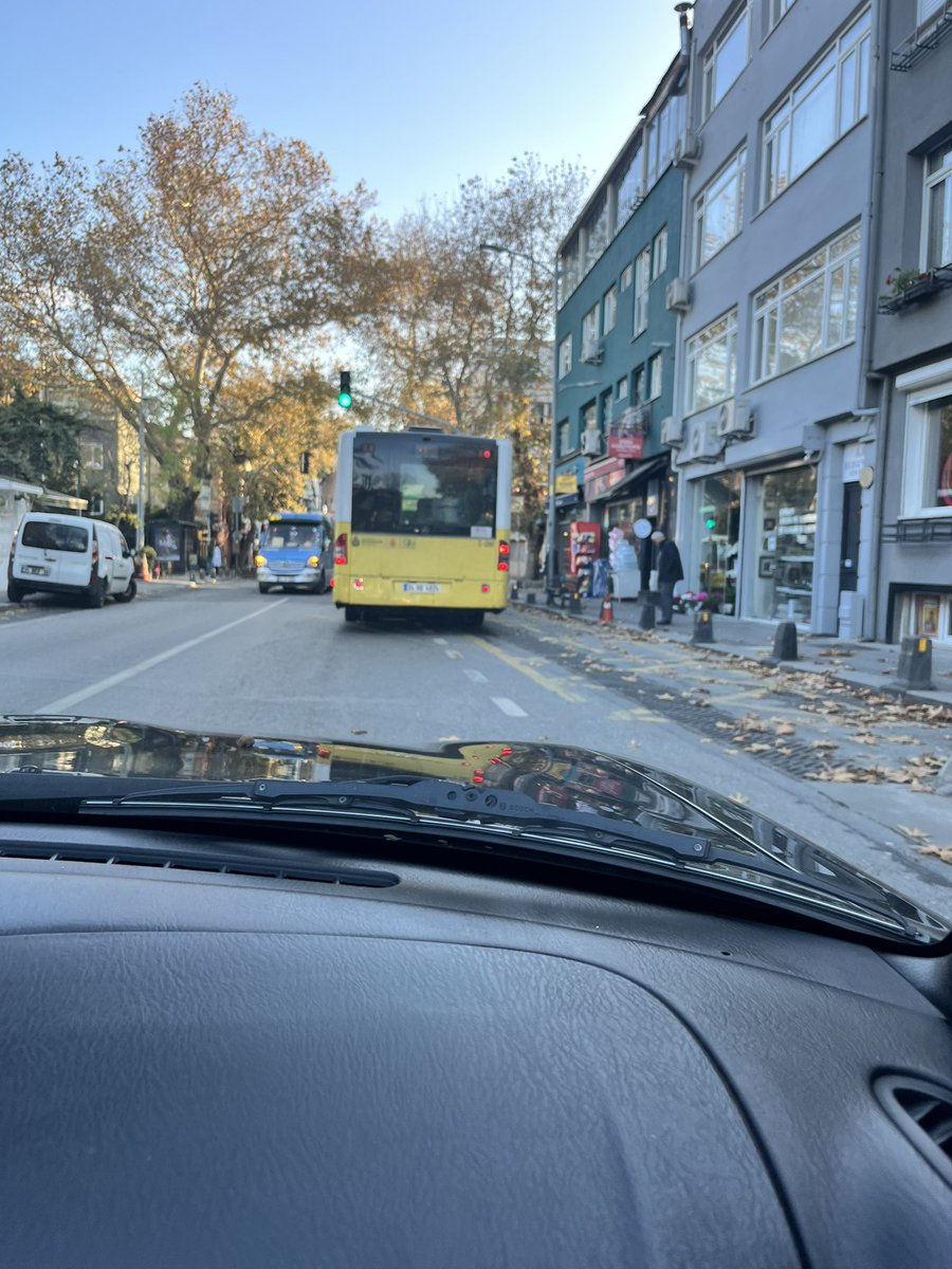 Otobüslerin park yapmış araçlar nedeniyle bazen duraklarına yanaşamadığını biliyorum. Ama bazı şoförler sanırım alışkanlık kazanmış veya özel seçilmiş olsa gerek ki durak boşken de yanaşmıyorlar. Yolu engellemeseler? Plakası özellikle okunmasın diye bu resmi koydum <a href="/istanbulbld/">İstanbul Büyükşehir Belediyesi</a>