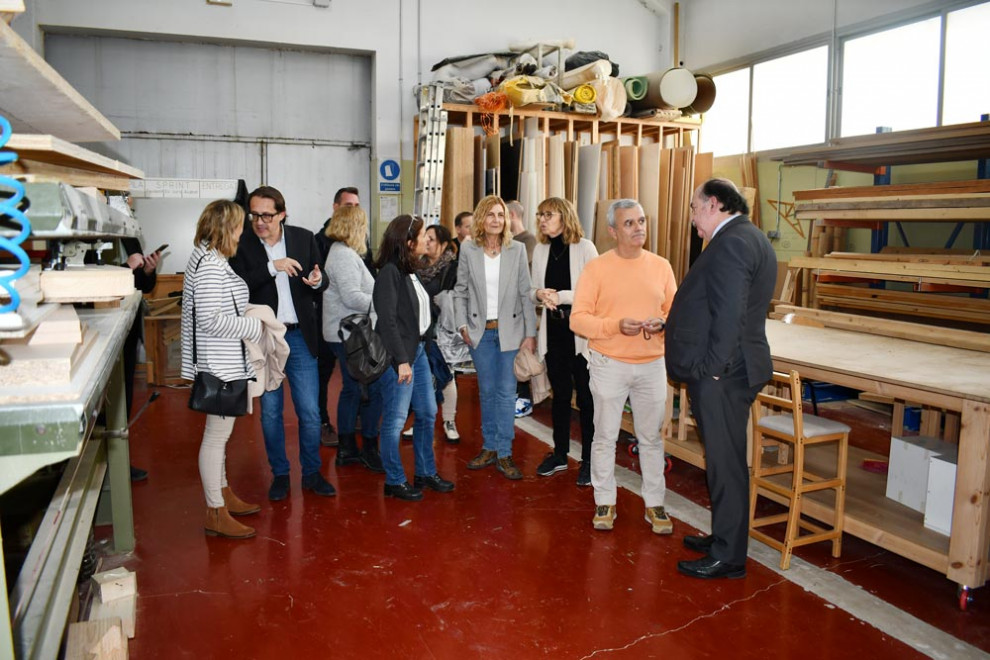 UManresa's tweet photo. EDUCACIÓ | L’institut Guillem Catà de Manresa es converteix en el primer centre públic d’FP vinculat a la Universitat de Vic - Universitat Central de Catalunya (UVic - UCC)

https://t.co/kOr6VJF0mj 

@insguillemcata @educaciocat @uvic_ucc @Antoni_Llobet_M https://t.co/IVDKdLCKQR