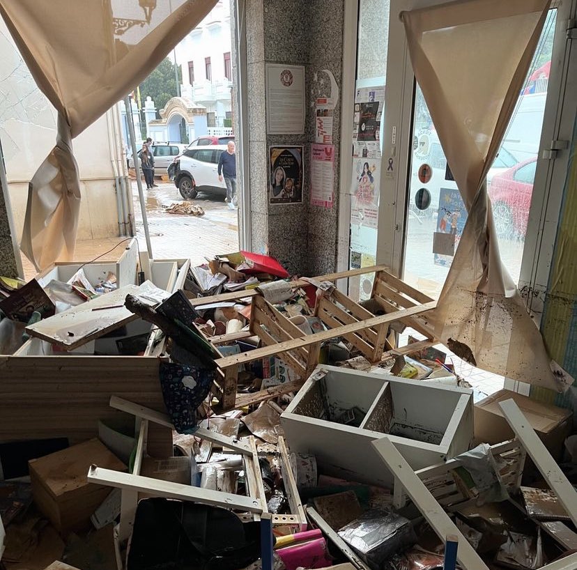 #ValenciaNoSeOlvida
Miles de personas se han quedado sin casa en #Valencia  Al menos 60.500 viviendas habrían sido seriamente afectadas por la #riada 15.000 más están dañadas. 300 edificios residenciales tienen secuelas por el agua y el barro, 10 ya han tenido que ser demolidos.