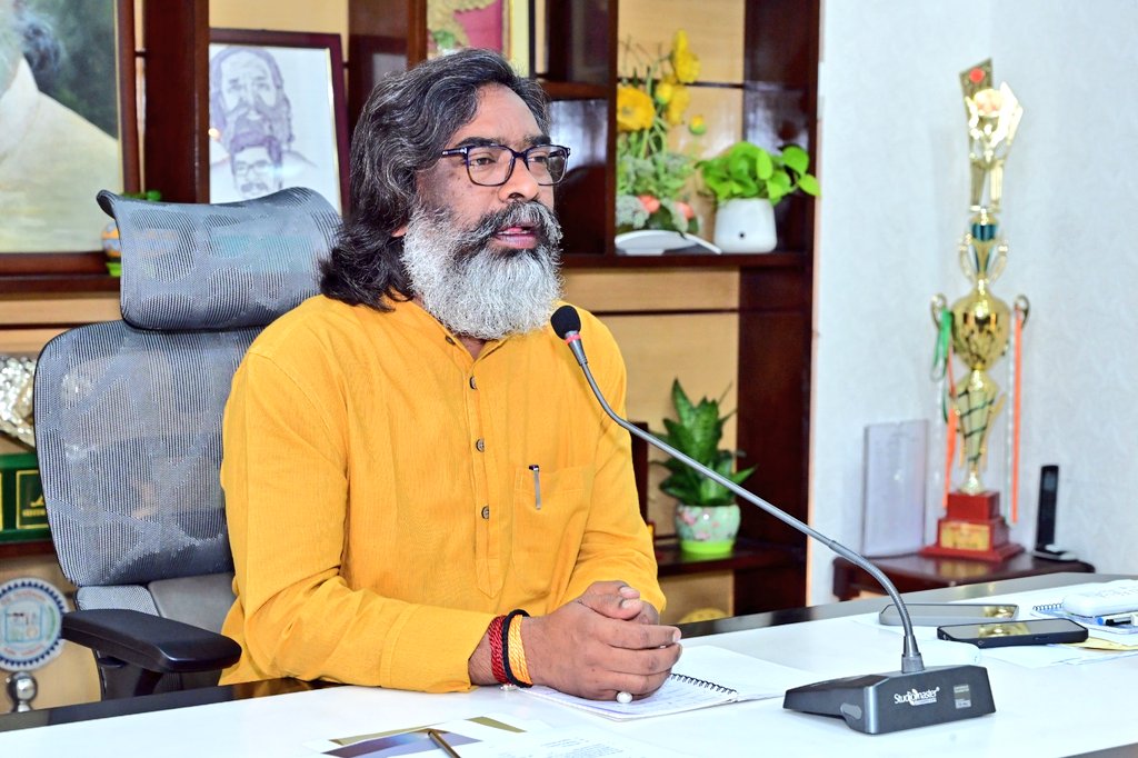 HemantSorenJMM's tweet photo. विधानसभा चुनाव में कल मतदान खत्म होने के बाद आज झामुमो परिवार के सभी प्रत्याशियों और कर्मठ कार्यकर्ताओं के साथ ऑनलाइन बैठक की। सभी ने दिन-रात अपना खून-पसीना बहाकर कड़ी से कड़ी मेहनत की है। आप सभी का आभार और जोहार।

अब बस 23 तारीख तक हमें कमर कस कर यही जोश और जज़्बा बरकरार रखना है, भाजपा की हर साजिश को नाकाम करना है। 

जय झारखण्ड!
जीतेगा झारखण्ड!