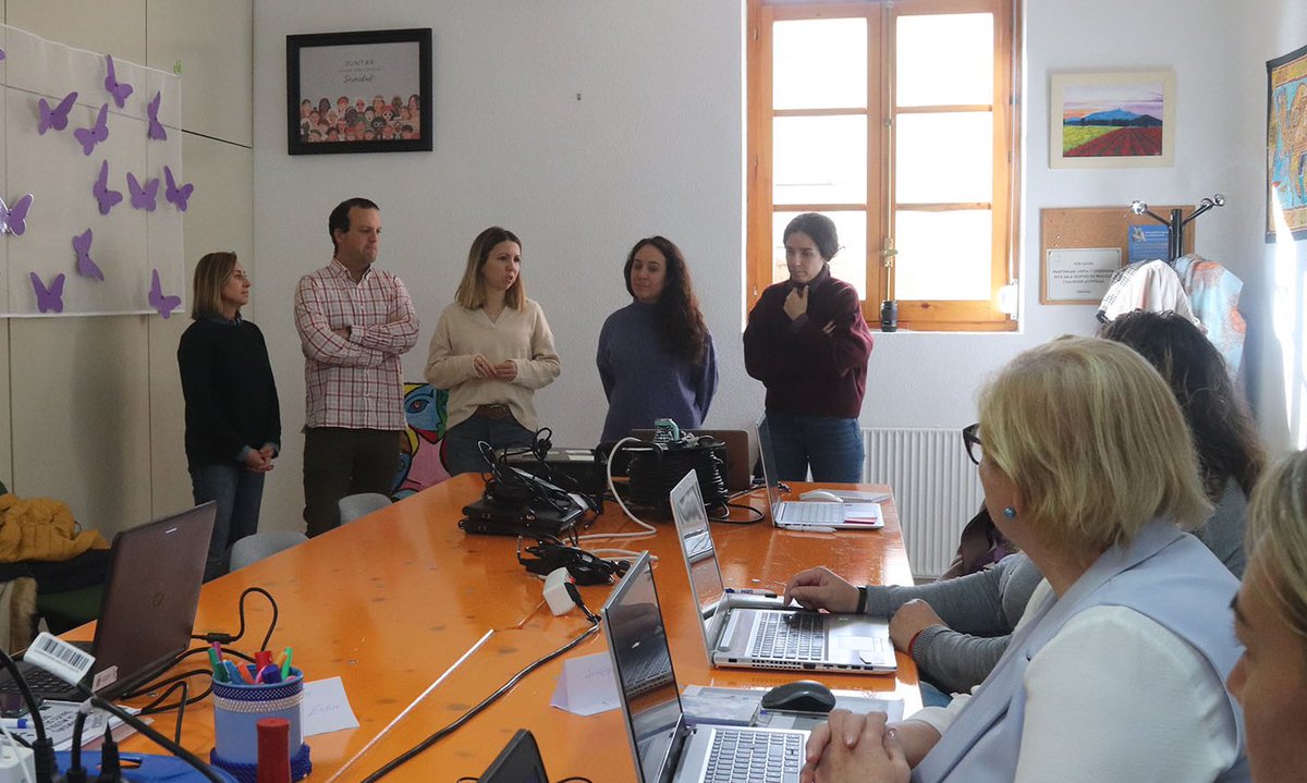 click_puntomega's tweet image. Al final del taller de Empoderamiento a través de las TRIC con las mujeres de Cabanillas del Campo nos visitaron la Concejala y los Ediles de Igualdad del Ayto.
Un placer ayudar a mujeres en contextos rurales a derribar las barreras tecnológicas 💪💜
#MujerEmpoderada @imujerclm