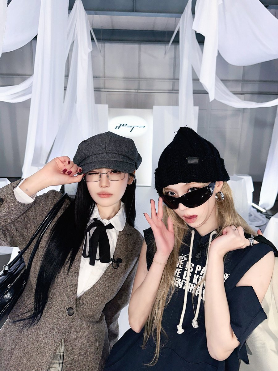 -ˋ⭑We Flash ⚝ᯓ👠👜👖

youtu.be/Qs0yhoybyzI

#aespa #에스파 #Whiplash
#æspa #aespaWhiplash
#WeFlash #FashionSurvival
