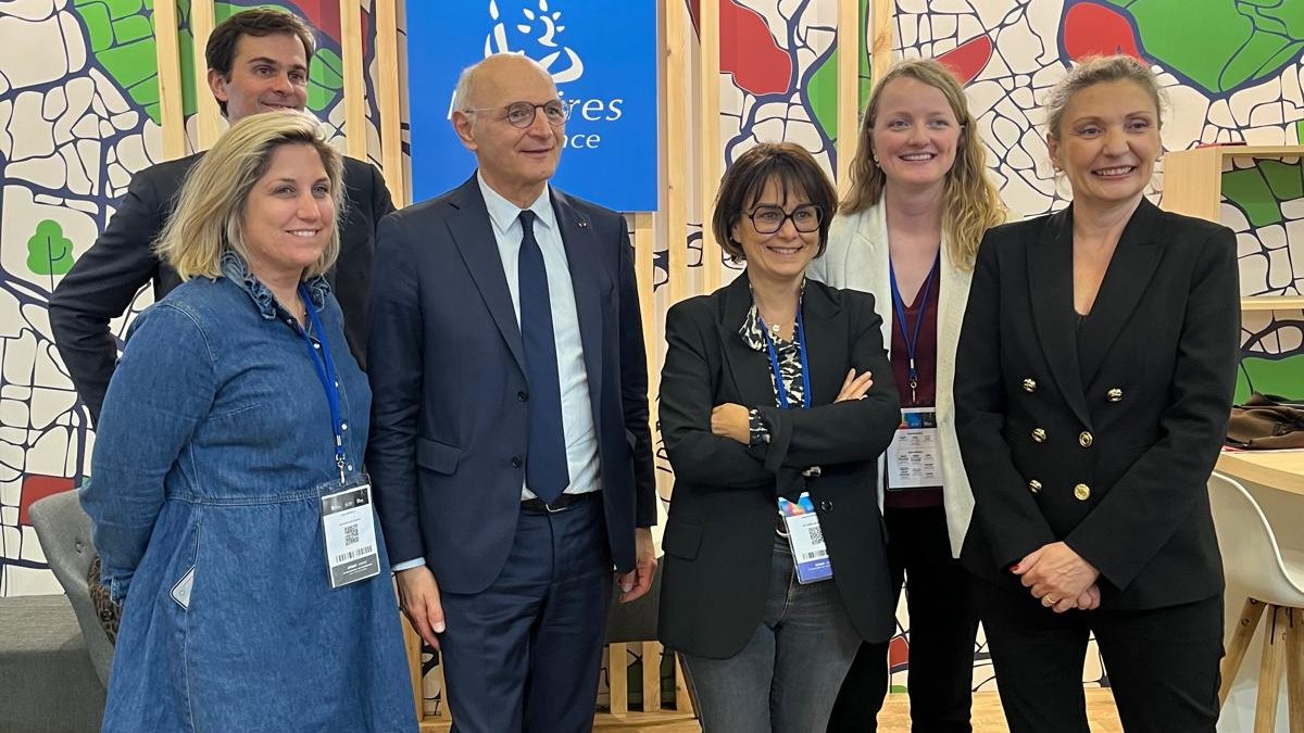 #SMCL2024 - Merci à Didier Migaud, garde des Sceaux <a href="/justice_gouv/">Ministère de la Justice</a> pour sa visite sur le stand des #NotairesdeFrance au <a href="/salondesmaires/">Salon des Maires et des Collectivités</a>. L'occasion pour Me Marie-Hélène Pero, #notaire et Présidente du 120e <a href="/CongresNotaires/">Association Congrès des Notaires de France</a> de lui remettre le rapport et les propositions