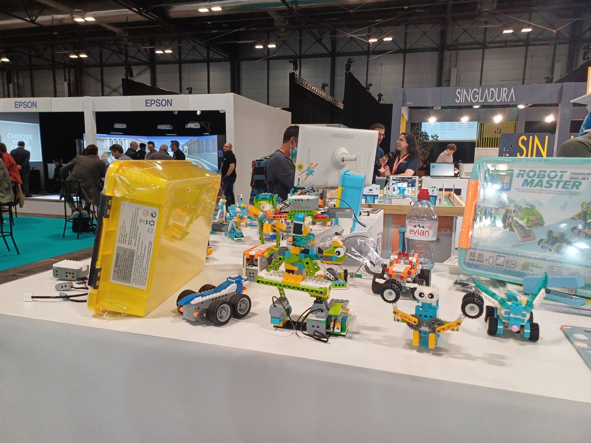 2e_estudios's tweet photo. ¡Es hoy! 🏆 🏅 

Ya estamos en SIMO EDUCACIÓN para hacer entrega de los premios. Pero antes, nos hemos dado un paseo por los stands de los participantes en esta feria de tecnología e innovación educativa, ¡y nos está encantando todo lo que estamos viendo! https://t.co/sILgeN9xx9