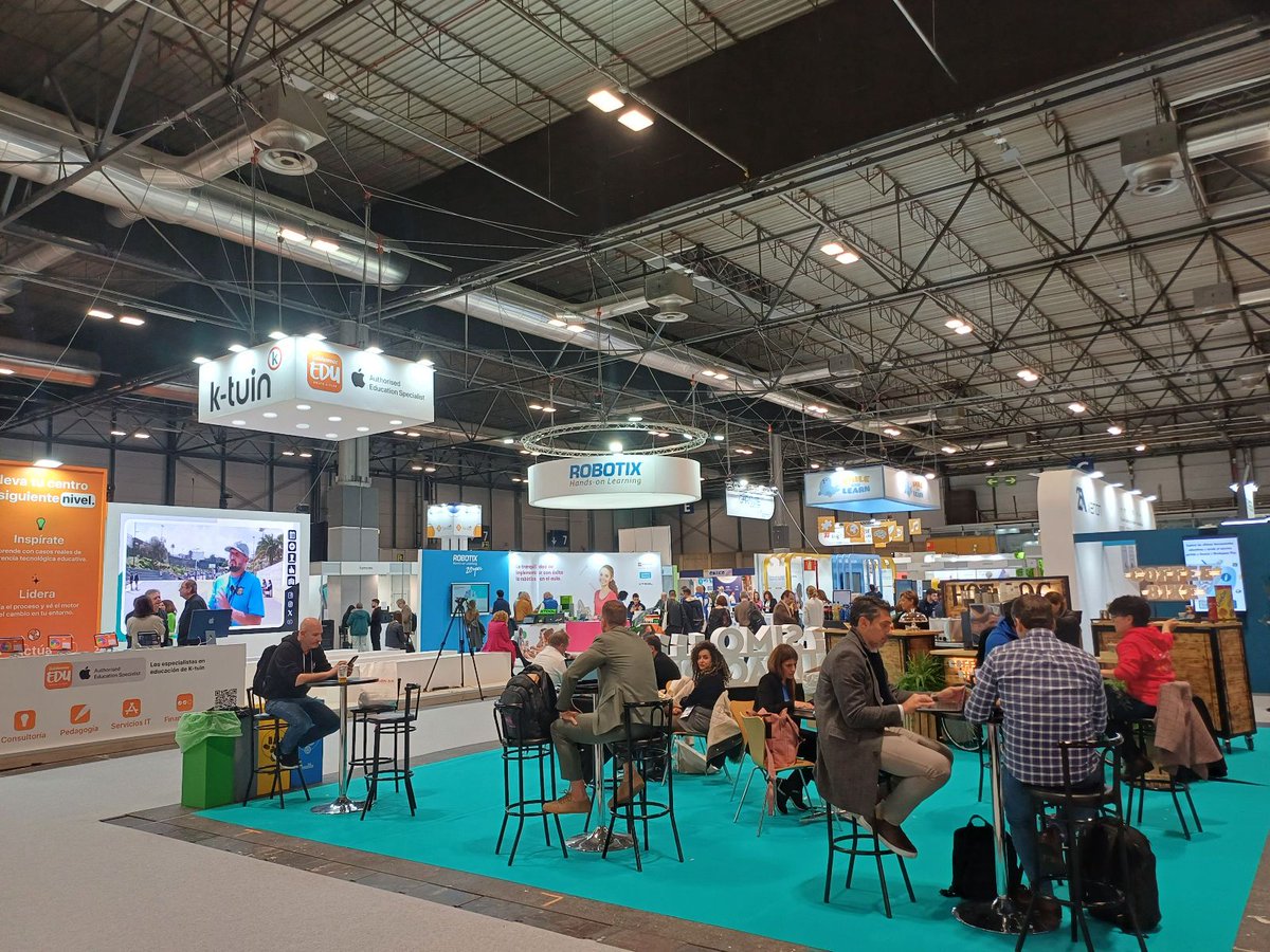 ¡Es hoy! 🏆 🏅 

Ya estamos en SIMO EDUCACIÓN para hacer entrega de los premios. Pero antes, nos hemos dado un paseo por los stands de los participantes en esta feria de tecnología e innovación educativa, ¡y nos está encantando todo lo que estamos viendo!