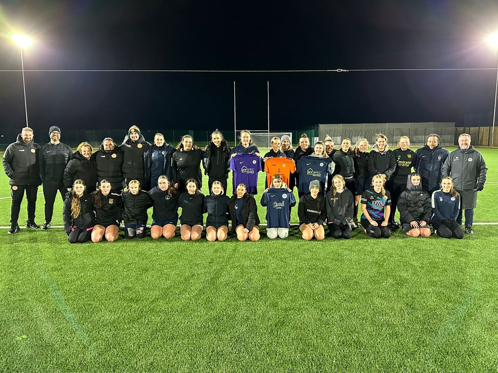 BlueWootton's tweet photo. Fantastic session last night led by our partner team @RugbyBoroughWFC  Sian, Mikey and Ollie. 🤝 

The ladies and coaches at WBX experiencing first hand what benefits this partnership can bring.

Want to get involved in training sessions from a Tier 3 coaching team? 

Get in touch… 

🔵✖️