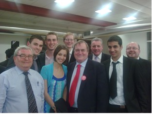 JamieSMcMahon's tweet photo. Sad day for the Labour movement with the passing of John Prescott, a political titan throughout my formative years in the Party.

I was lucky enough to meet and campaign with John a few times. Here with a few of us are from Nottingham Labour Students at a dinner many years ago🌹 https://t.co/sR59nv5PcU
