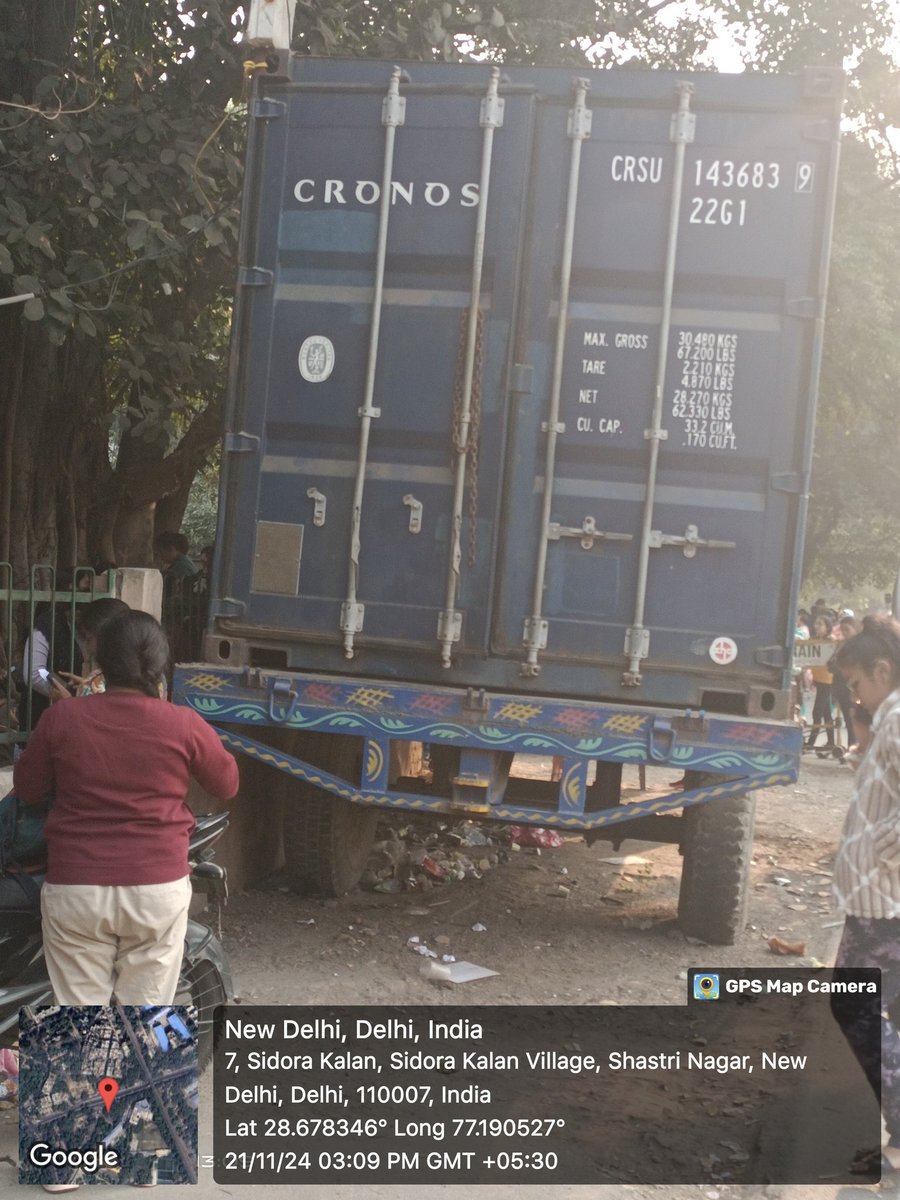 netrasharma's tweet photo. @LtGovDelhi @MCD_Delhi @dtptraffic 
ये कंटेनर कमर्शियल एक्टिविटी में इनवॉल्व है। क्या सम्बंधित विभागों से इसे लाइसेंस या NOC या कोई अन्य परमिशन ली हुई है या अवैध उगाही के जरिये चाँदी कुटी जा रही है। https://t.co/aCUw8PpPsm