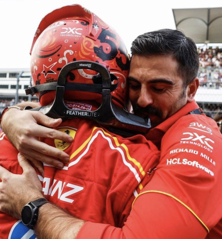 CSainzNews_'s tweet photo. 📰 🚨 Pierluigi, Carlos' trainer, has confirmed he will stay working with him in Williams

At a Las Vegas event, Carlos went with Pierluigi, Roberto Merhi and his manager Caco. A fan asked Pier about his future in Ferrari and he said he'll be in blue next year.

#CarlosSainz https://t.co/vTcyhoLFTo
