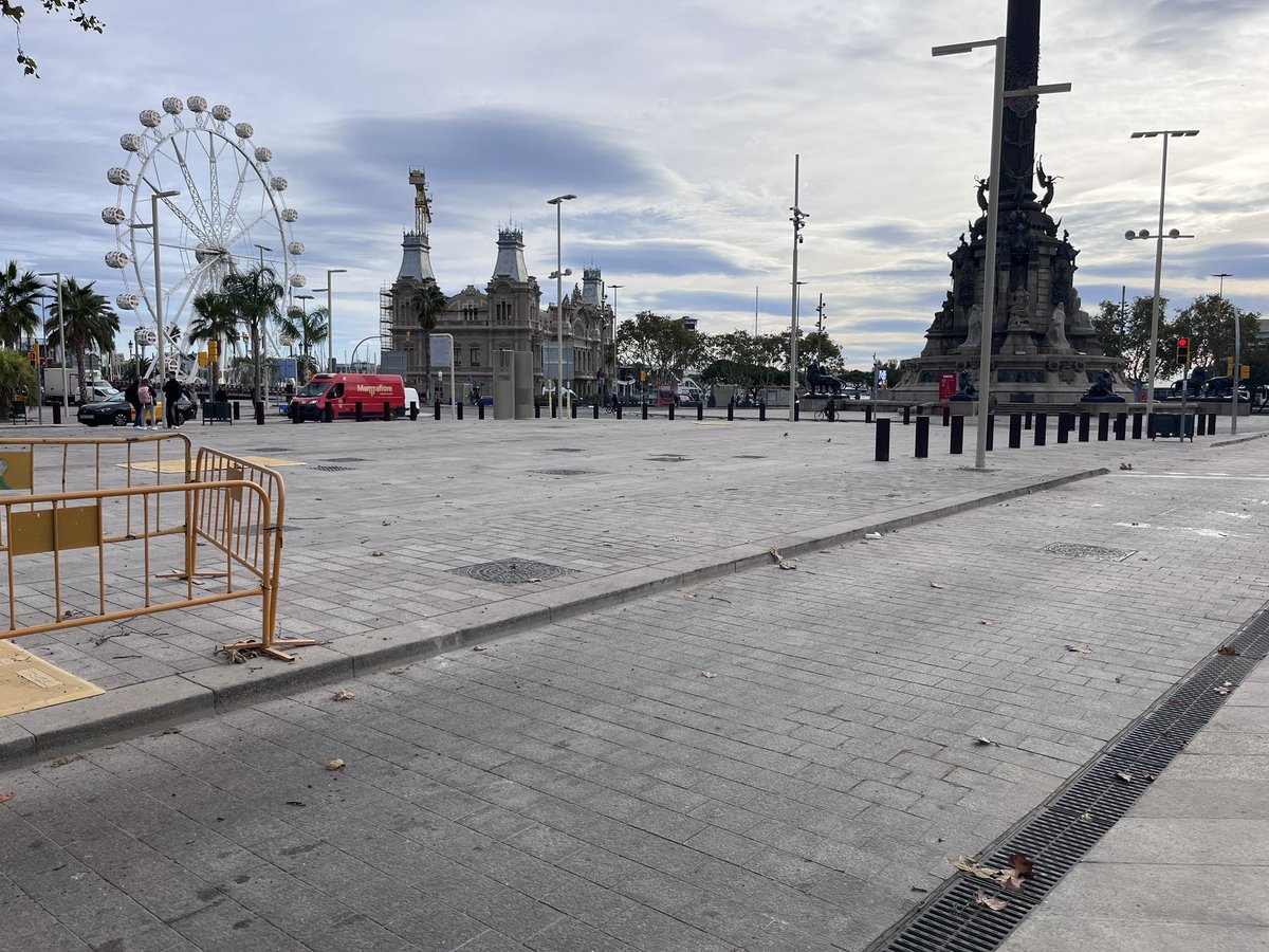 AlvarinVolador's tweet photo. @bcn_ajuntament supongo que os habréis dado cuenta de que el bordillo este es ridículo para evitar que entren vehículos a la rambla. Ya que ponéis bolardos, hacerlo bien. https://t.co/vAObFDDe37