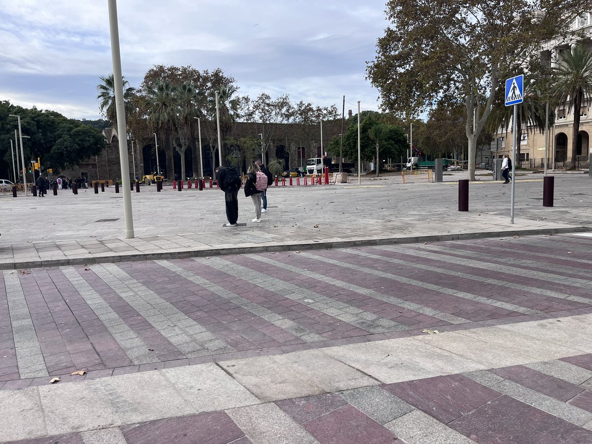 AlvarinVolador's tweet photo. @bcn_ajuntament supongo que os habréis dado cuenta de que el bordillo este es ridículo para evitar que entren vehículos a la rambla. Ya que ponéis bolardos, hacerlo bien. https://t.co/vAObFDDe37