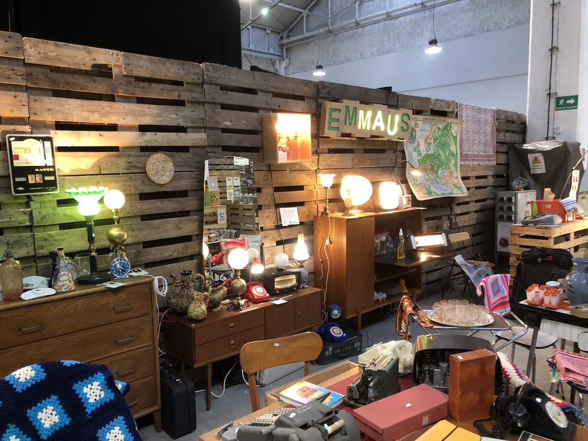 A l'occasion du salon #Reinventif au #Havre, les CAP ELEC du lycée Schuman-Perret sont fiers de vous présenter les objets qu'ils ont rénovés, détournés ou réparer pour en faire des lampes qui seront vendues au profit de l'association #Emmaüs.