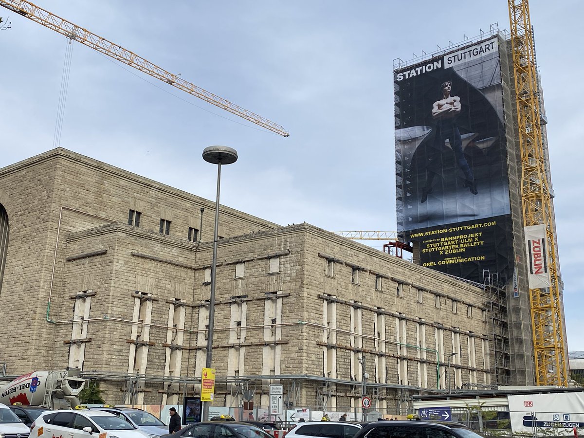 CMilankovic's tweet photo. Ballett am Bahnhof in #Stuttgart @StuttgartBallet #Bahn https://t.co/NLLFLhrX2T