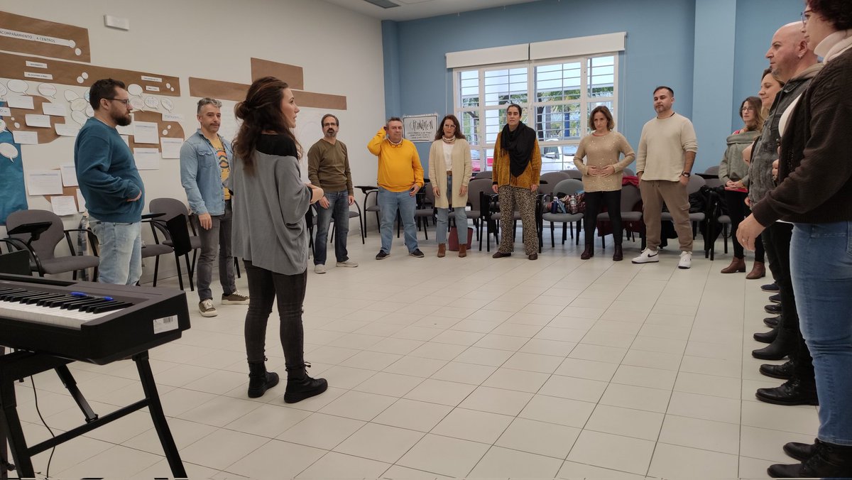 Asesoría EPER Sevilla (@cepdesevilla591) on Twitter photo Segunda sesión Curso USO DE LA VOZ EN LAS ENSEÑANZAS ARTÍSTICAS, DE EDUCACIÓN PERMANENTE Y ESCUELAS OFICIALES DE IDIOMAS con múltiples recursos y actividades. Gracias Antonia Ferrá por tu excelencia. <a href="/CEPdeSevilla/">CEP de Sevilla</a> <a href="/edpermanente/">Educación Permanente Personas Adultas Andalucía</a> <a href="/javierasesorart/">JAVIER CAMPAÑA</a> <a href="/DG_IFP/">DG de Innovación y Formación del Profesorado</a> <a href="/EvadeGloria/">Eva Gloria Urbano Gonzalez</a> Segunda sesión Curso USO DE LA VOZ EN LAS ENSEÑANZAS ARTÍSTICAS, DE EDUCACIÓN PERMANENTE Y ESCUELAS OFICIALES DE IDIOMAS con múltiples recursos y actividades. Gracias Antonia Ferrá por tu excelencia. <a href="/CEPdeSevilla/">CEP de Sevilla</a> <a href="/edpermanente/">Educación Permanente Personas Adultas Andalucía</a> <a href="/javierasesorart/">JAVIER CAMPAÑA</a> <a href="/DG_IFP/">DG de Innovación y Formación del Profesorado</a> <a href="/EvadeGloria/">Eva Gloria Urbano Gonzalez</a>