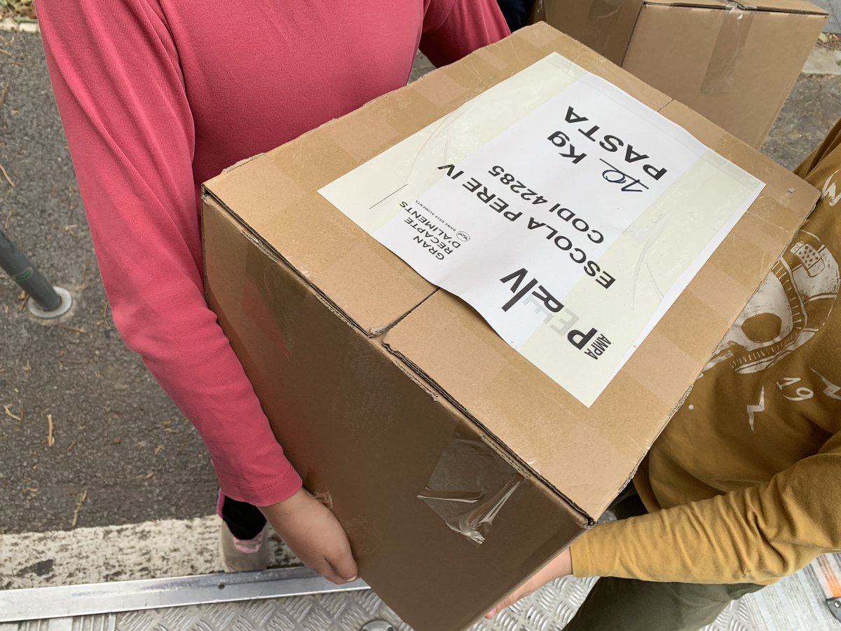 Pere4t's tweet photo. Entregats els 494kg recollits!!! Moltes gràcies per fer cada any més gran la solidaritat del Pere IV!!! #granrecapte #solidaritat #aliments https://t.co/ZgXcwJTrdX