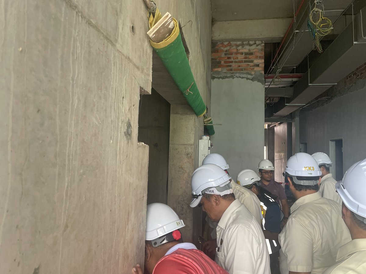 TkpkrBangunan's tweet photo. 21 Nov 2024 - YBhg Dato @IEsa2018 , TKPKR Sektor Bangunan telah hadir meninjau kemajuan di tapak projek Klinik Kesihatan Jenis 3 Manjoi, Ipoh Perak. Turut hadir sama Pengarah CKK, Pengarah JKR Perak, PPN Perak, HOPT dan kontraktor. https://t.co/s5gChNtbiI