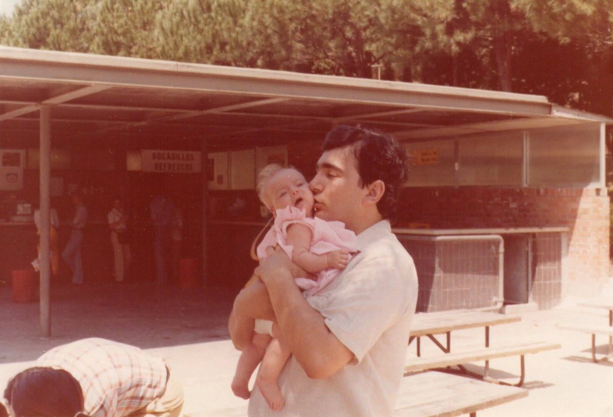 Se llamaba Aurelio Prieto era <a href="/guardiacivil/">Guardia Civil</a>, <a href="/Adriana385/">Conchi</a> y él acababan de tener a Laura, ¡Estaban felices! Hasta que #TalDiaComoHoy de 1980 #ETA le asesinó en #Ibarra. Ella era de #Alsasua, quedó viuda con 20 años, su familia no quiso que volvieran al pueblo y así lo hizo.

🧵