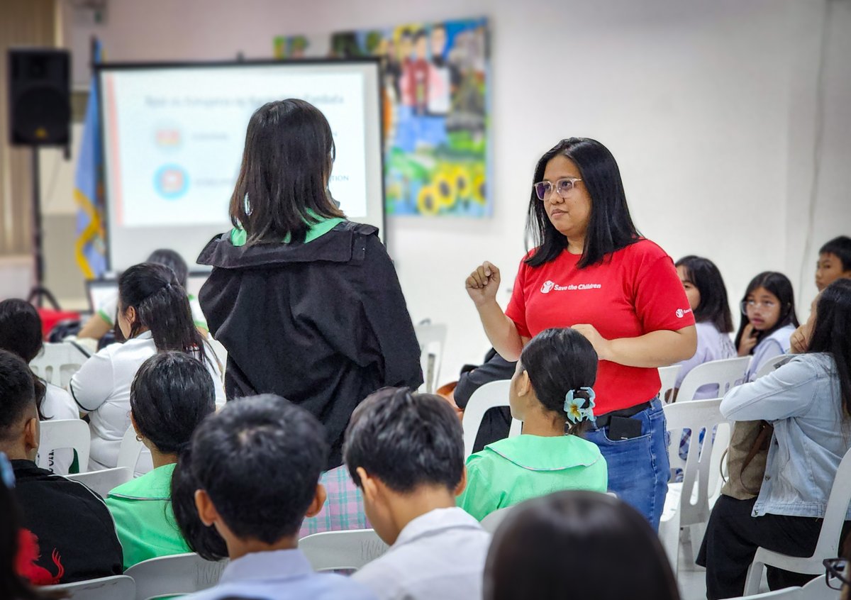 SmartNewsroom's tweet image. .@PLDT @LiveSmart @SavetheChildrenPH roll out "#BetterToday for Kids" learning caravan in Antipolo to raise awareness on online sexual abuse and exploitation of children (OSAEC) and share info on how the youth can protect themselves online. #BeCyberSmart bit.ly/4gfTCPV