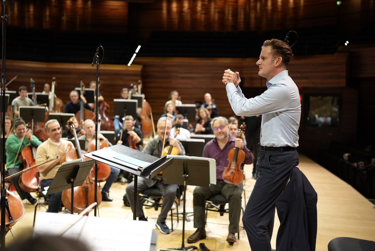 France Musique (@francemusique) on Twitter photo Ce matin, Michel Orier, directeur de la Musique et de la Création à <a href="/radiofrance/">Radio France</a> annonçait aux musiciens de l’orchestre <a href="/nationaldefce/">Orchestre National de France</a> la nomination de Philippe Jordan comme futur directeur musical à compter de 2027. Ce matin, Michel Orier, directeur de la Musique et de la Création à <a href="/radiofrance/">Radio France</a> annonçait aux musiciens de l’orchestre <a href="/nationaldefce/">Orchestre National de France</a> la nomination de Philippe Jordan comme futur directeur musical à compter de 2027.