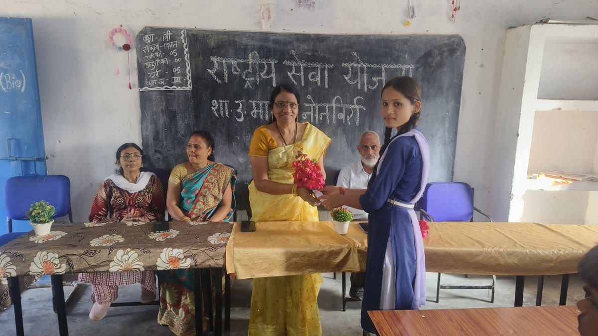 JepeePatel5's tweet photo. रासेयो शा.उ.मा.विद्या.नोनबिर्रा में रासेयो जिला संगठक @YKTiwari68 प्राचार्य श्रीमती सुशीला पटेल एवं रासेयो कार्य.अधि.की उपस्थिति में स्वयं सेवकों का उन्मुखीकरण कार्यक्रम सम्पन्न हुआ। @NssChhattisgarh @NeetaBajpai5 @nssabvuCG @AdnBajpai @manojsinha812 @ChhattisgarhCMO @mygovindia https://t.co/EMG7RPuPWb