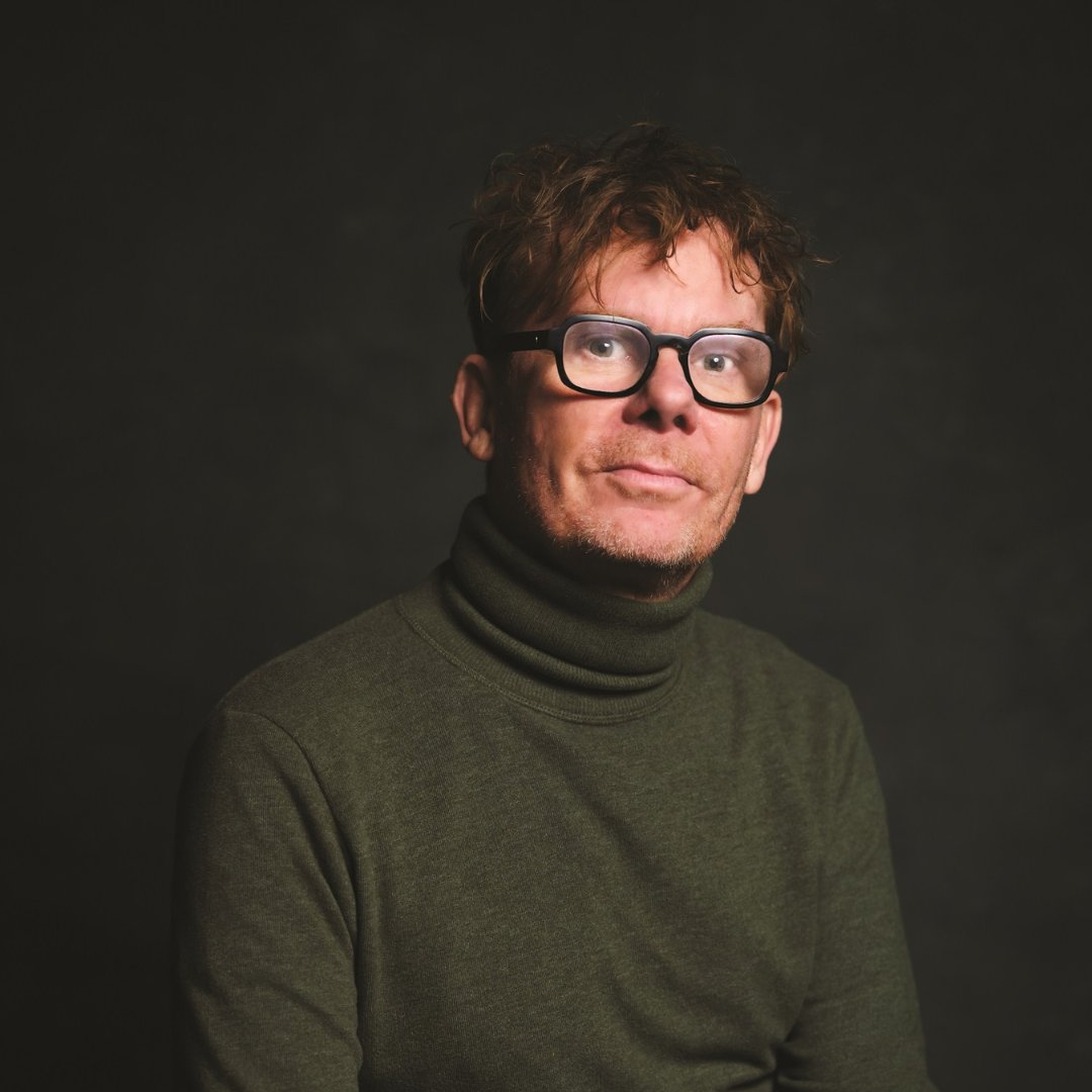 Nu verkijgbaar: 𝘋𝘦 𝘻𝘢𝘤𝘩𝘵𝘦 𝘻𝘢𝘯𝘨𝘦𝘳 van Jack Poels en Ralf Mohren.

Bijna veertig jaar is Jack Poels zanger van de
Limburgse band Rowwen Hèze. Hij kijkt terug op de gebeurtenissen die hem hebben gevormd.

Foto: Vivian Keulards