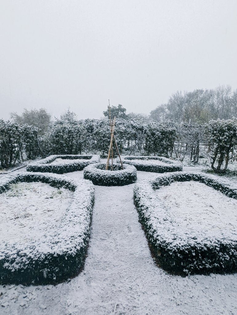 Alan - Chef de Bord (@trainhost) on Twitter photo De repos aujourd'hui, j'ai fais de belles #photos du parc de la Gloriette Ă #Tours sous la #neige <a href="/villedetours/">Ville de Tours</a> <a href="/NR_Tours/">NR Tours</a> <a href="/FBTouraine/">France Bleu Touraine</a> <a href="/BFMTV/">BFMTV</a> <a href="/TF1/">TF1</a> <a href="/m6info/">M6 Info</a> <a href="/Touraine_ADT/">Touraine Val de Loire</a> De repos aujourd'hui, j'ai fais de belles #photos du parc de la Gloriette Ă #Tours sous la #neige <a href="/villedetours/">Ville de Tours</a> <a href="/NR_Tours/">NR Tours</a> <a href="/FBTouraine/">France Bleu Touraine</a> <a href="/BFMTV/">BFMTV</a> <a href="/TF1/">TF1</a> <a href="/m6info/">M6 Info</a> <a href="/Touraine_ADT/">Touraine Val de Loire</a>