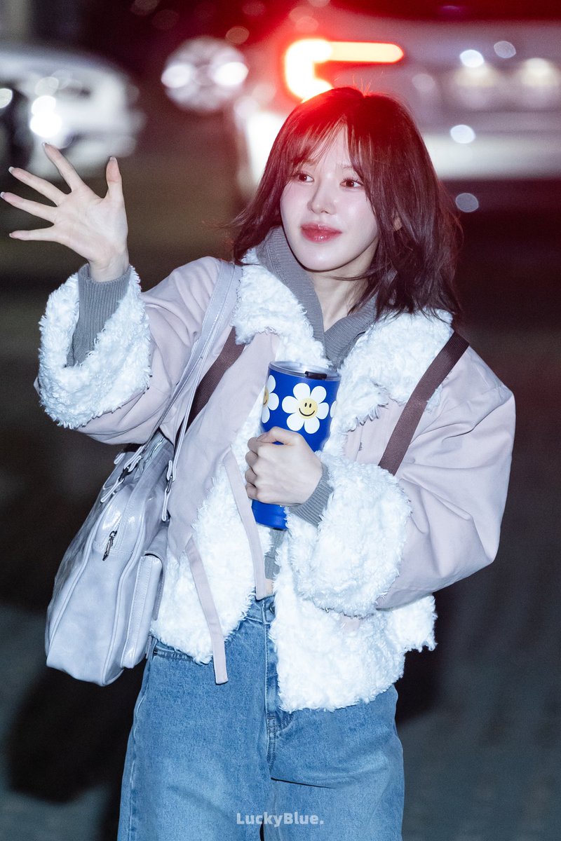 LuckyBlue_0221's tweet photo. 241119
Wendy's Young Street上班

猫是怎么叫的：喵喵
羊是怎么叫的：咩咩
牛是怎么叫的：哞哞
狗是怎么叫的：我真的好喜欢你啊，吃了吗吃什么和谁吃，早安午安晚安明天见，和我结婚吧🥺🥺🥺​

#WENDY #웬디 https://t.co/y7WxOuYP7w