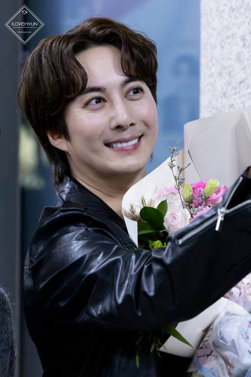 241109
뮤지컬 [디어 마이 파더] in 의정부 - #김형준 Upload
-
막공이라고 울먹울먹하던 모습이 아직도 선한데...😢

찾아와준 팬들 한분 한분 꼼꼼히 챙겨주고, 팬서비스 하느라 제일 늦게 마지막으로 퇴근한 형준오빠 쵝오👍
-
ilovehyun.com
-
#kimhyungjun
#ss501